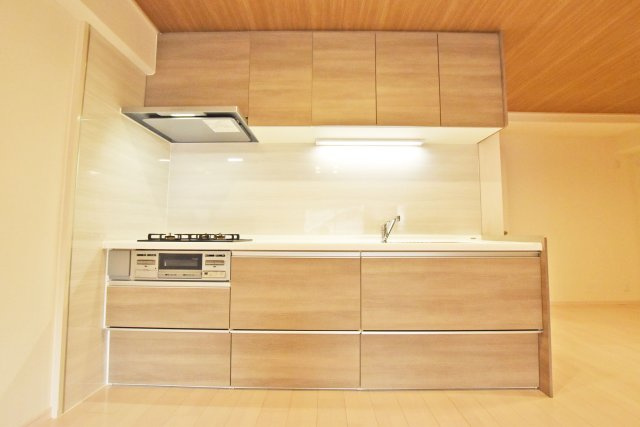 ノバカネイチ塚本のキッチン|キッチン上部には吊り戸棚あり。食器はもちろん様々な調理器具も収納出来るのでキッチン周りを片づけできます。