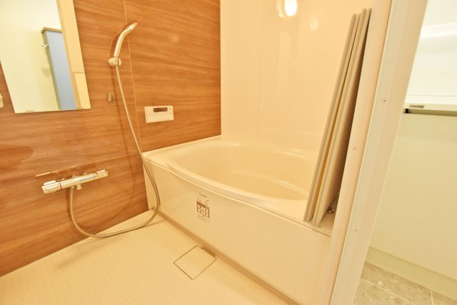 ノバカネイチ塚本の浴室|ゆったりと足を伸ばしてくつろげる浴室。一日の疲れを癒してくれるバスタイムが楽しみですね。