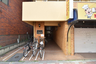 【エントランス】 | お客様を、そして住人を出迎えてくれるマンションのエントランス。ゴミが落ちていないことからも、管理状態の良さや住民の節度の高さが見て取れます。～即日のご見学可能～　お問合せはお気軽にどうぞ。
