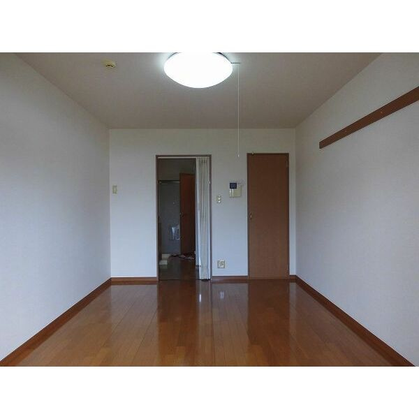 サープラス石田の居間・リビング