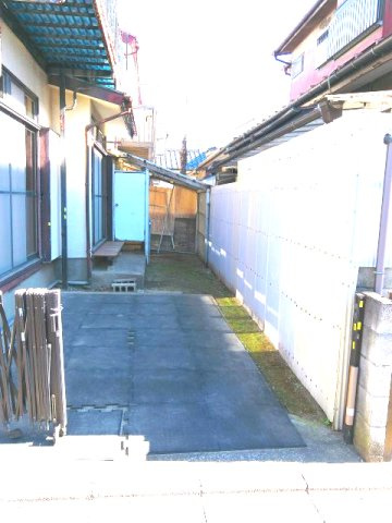 関町北４丁目貸家　西棟の駐車場|車をお持ちの方に嬉しい駐車場付きの物件です
※サイズは現地ご確認ください
