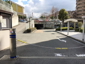 【駐車場】 | ヴィルヌーブ緑地公園 | 駐車場出入口