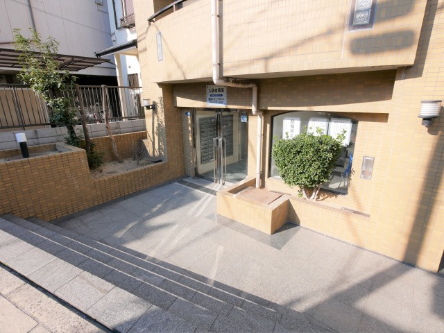 朝日プラザ岸里パサージュのエントランス