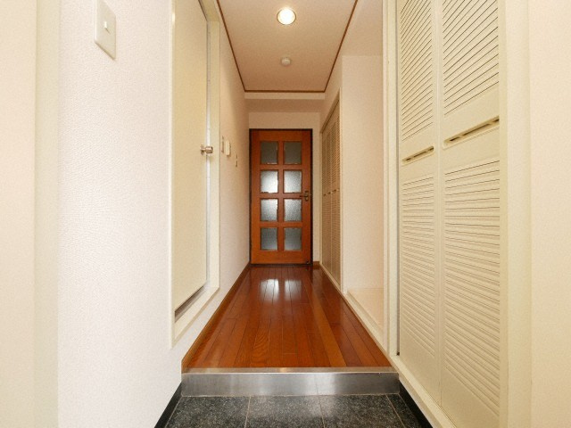 朝日プラザ岸里パサージュの玄関