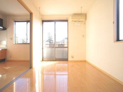 【居間・リビング】 | エスペランサ仁神堂Ｂ | 快適に過ごせるエアコンが付いています♪