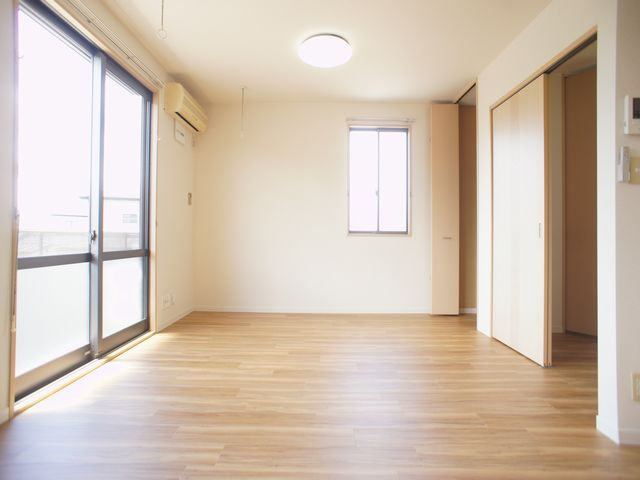 【居間・リビング】 | エスペランサ仁神堂Ｂ | 快適に過ごせるエアコンが付いています♪
