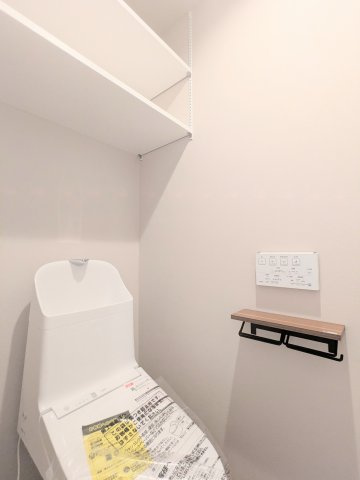 ベルハイム元浅草のトイレ|～吊戸棚付きのトイレ写真～ 消耗品等の収納が可能で便利です！