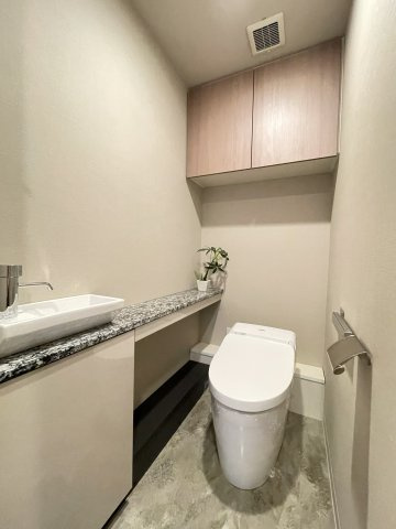 クラッシィハウス御池柳馬場のトイレ|トイレには独立した手洗いカウンターを設置。カウンターには天然御影石を使用し、細部にまでこだわりを感じられる、上質で落ち着いた空間となっています。