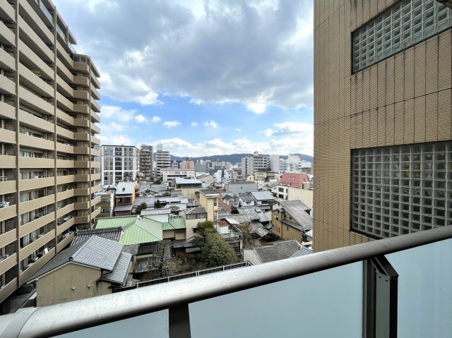 クラッシィハウス御池柳馬場の展望|バルコニーからは前面に遮るものがなく、視界が抜けた開放的な眺望が広がります。空と街並みを身近に感じられる、心地よい空間です。