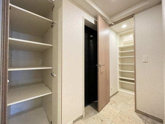 クラッシィハウス御池柳馬場の収納|玄関には収納を豊富に備えており、シューズクローゼット付き。ご家族分の靴はもちろん、季節用品などもすっきり収納できます。