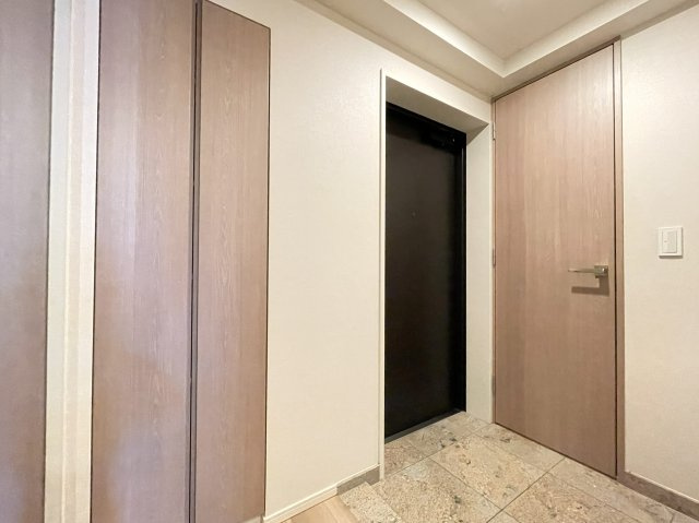 クラッシィハウス御池柳馬場の玄関|ダブルロック玄関ドア、防犯サムターンあり。