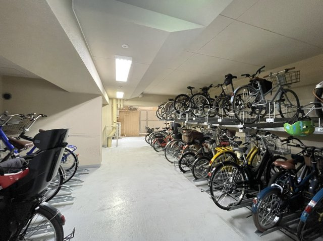 クラッシィハウス御池柳馬場の駐輪場|共用部
駐輪場　月額200～400円