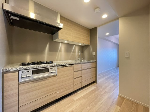 クラッシィハウス御池柳馬場のキッチン|キッチンは独立性の高い配置で、生活感を抑えた落ち着きのあるLDK空間を実現。調理に集中しやすく、においが広がりにくい点も魅力です。