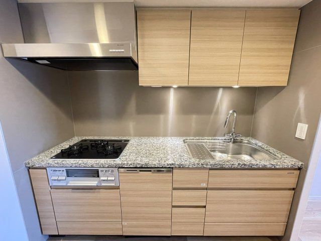 クラッシィハウス御池柳馬場のキッチン|キッチンの天板には天然御影石を使用。重厚感と高級感を兼ね備え、耐久性にも優れた仕様で、日々の調理空間に上質さを添えています。