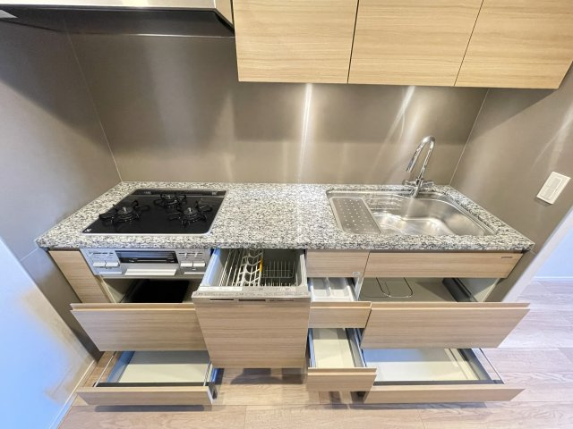 クラッシィハウス御池柳馬場のキッチン|収納の様子。
食器洗浄乾燥機付きです。