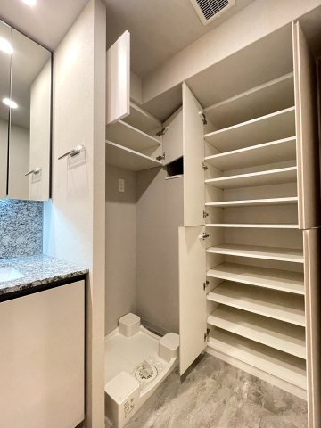 クラッシィハウス御池柳馬場のランドリースペース|洗面所には収納を豊富に備えており、日用品やタオル類もすっきり整理可能。使い勝手の良さが魅力です。