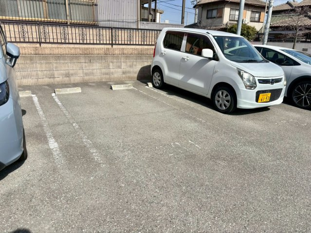 ロンド・ヴィル・ウエストの駐車場