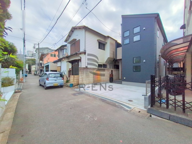 【前面道路含む現地写真】 | 西東京市新町２丁目　新築戸建て | 落ち着いた低層住宅街の一角、穏やかな暮らしを育むエリアです