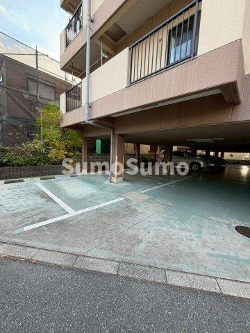 グランディア　ミ・アモーレ南塚口の駐車場|車をお持ちの方に嬉しい駐車場付きの物件です