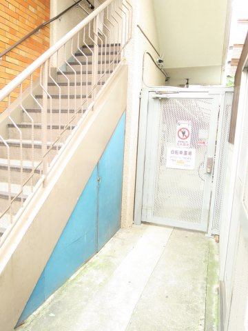 アプロード市川のエントランス