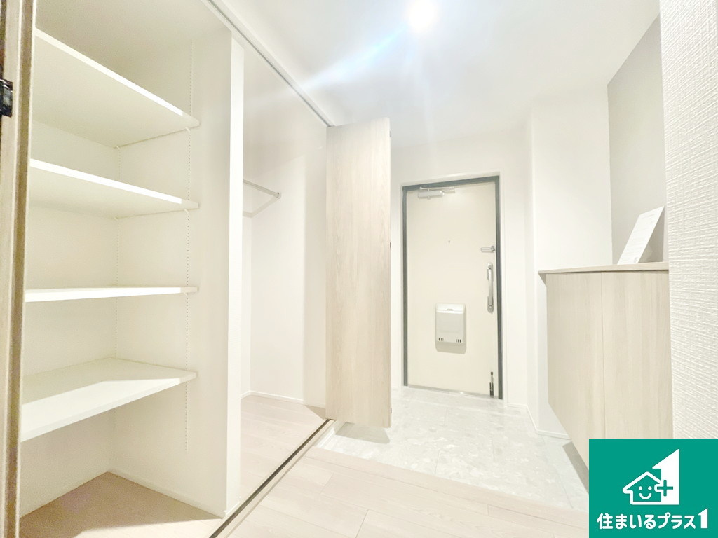 エンゼルハイム上野芝の玄関|大型のシューズＢＯＸ＋オーバーをかけることできるハンガーパイプつきの大型収納つき！【現地写真】