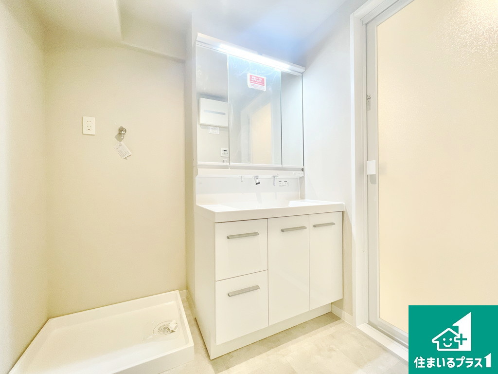 エンゼルハイム上野芝の独立洗面台|ハンドシャワー付！洗顔もシャンプーもラクラク！白を基調とした清潔感のある洗面化粧台！収納が多いのも嬉しいですね♪【現地写真】