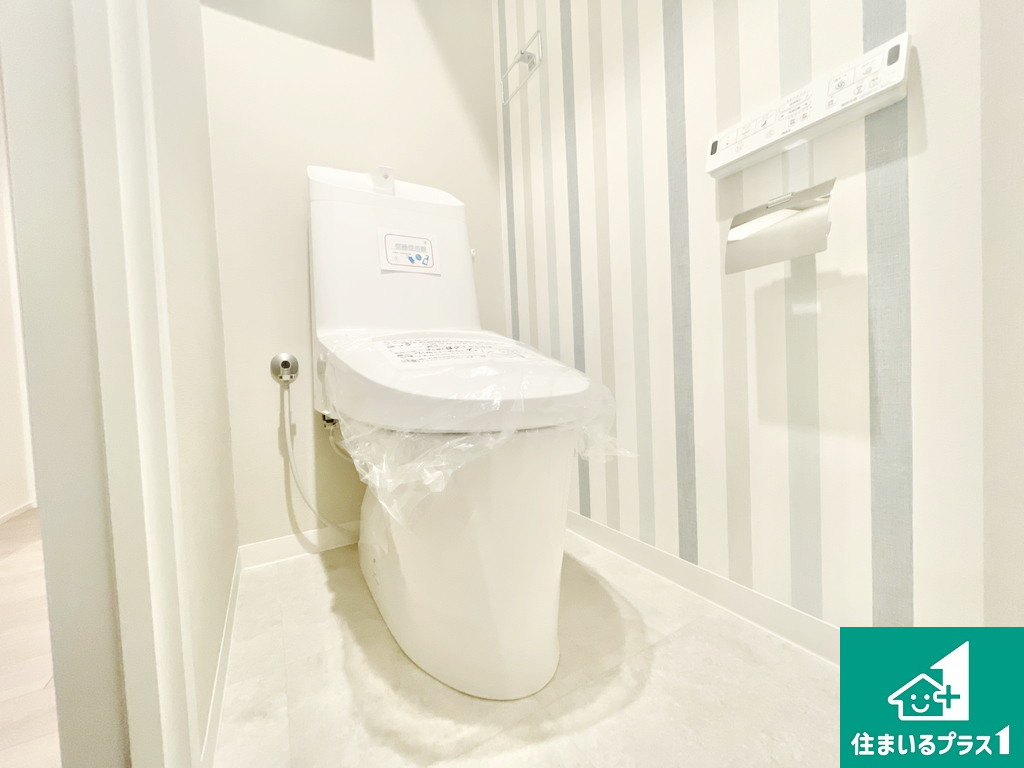 エンゼルハイム上野芝のトイレ|シャワー洗浄機能付トイレは標準仕様。冬場は暖かシートヒーターも装備！
表面コートでキレイ長持ち！【現地写真】
