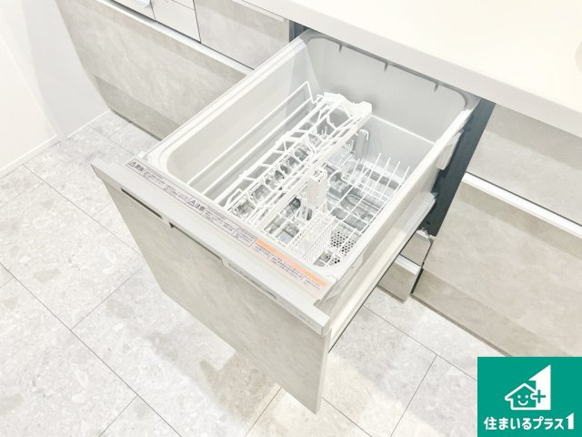 エンゼルハイム上野芝の内装|食事後の一仕事、食器洗いをボタン一つでお任せできちゃいます！場所を取らないビルトイン式なので、お料理スペースもしっかり確保！