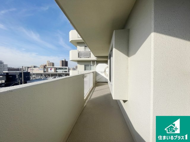 エンゼルハイム上野芝のバルコニー|南側バルコニー！晴れの日は日中光が入り証明なしでも明るいＬＤＫ！【現地写真】