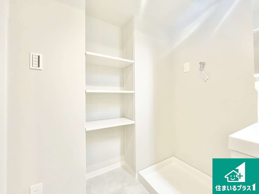 エンゼルハイム上野芝の収納|ランドリールームは造作の収納つき！ランドリールームに設えられた、こだわりの造作収納棚！タオルや家族の着替えまで、使う場所のすぐそばに「定位置」がある幸せを実感してください！【現地写真】
