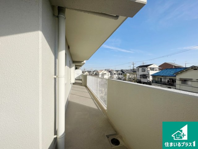 エンゼルハイム上野芝のバルコニー|３洋室が面した東側バルコニーです！一日の始まりを告げる太陽の光を最もダイレクトに感じられる特等席です！【現地写真】