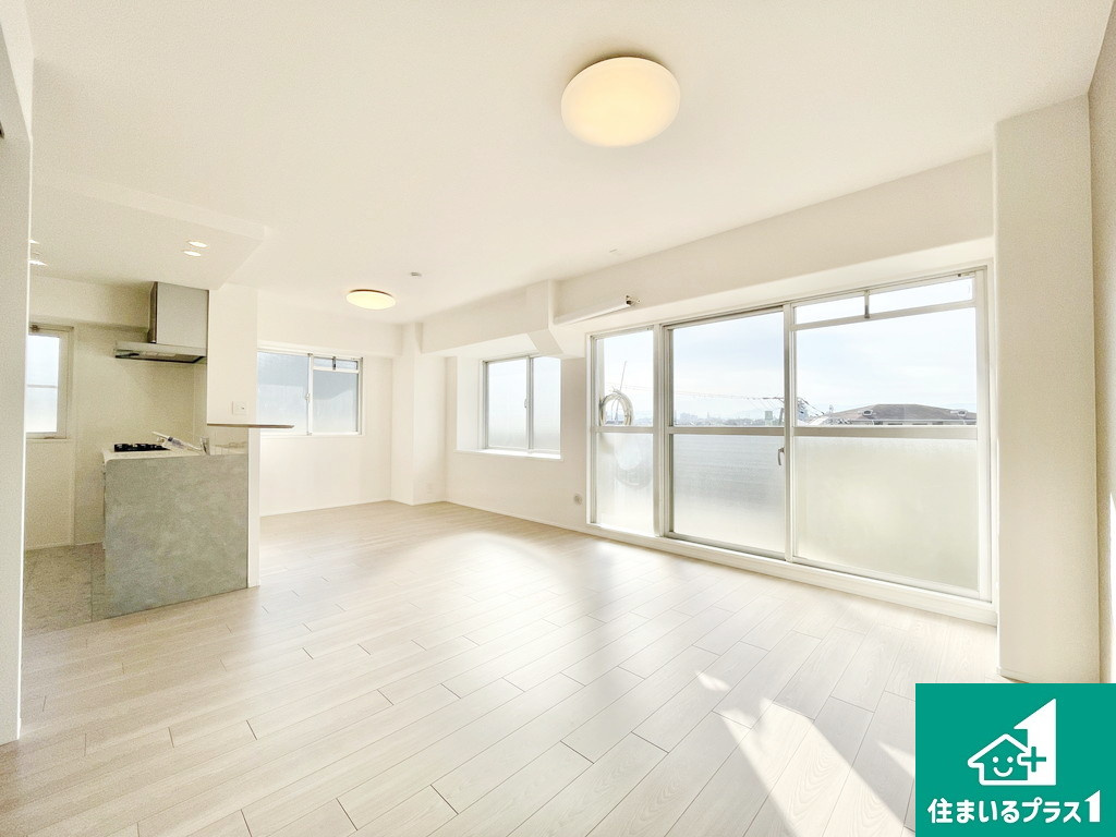 エンゼルハイム上野芝の居間・リビング|南向きの大きな窓から陽光が差し込みます！空間に奥行きと表情を与える「出窓」もあり、観葉植物を並べてインナーガーデンを楽しんだり、季節の小物を飾っておしゃれな空間に！【現地写真】