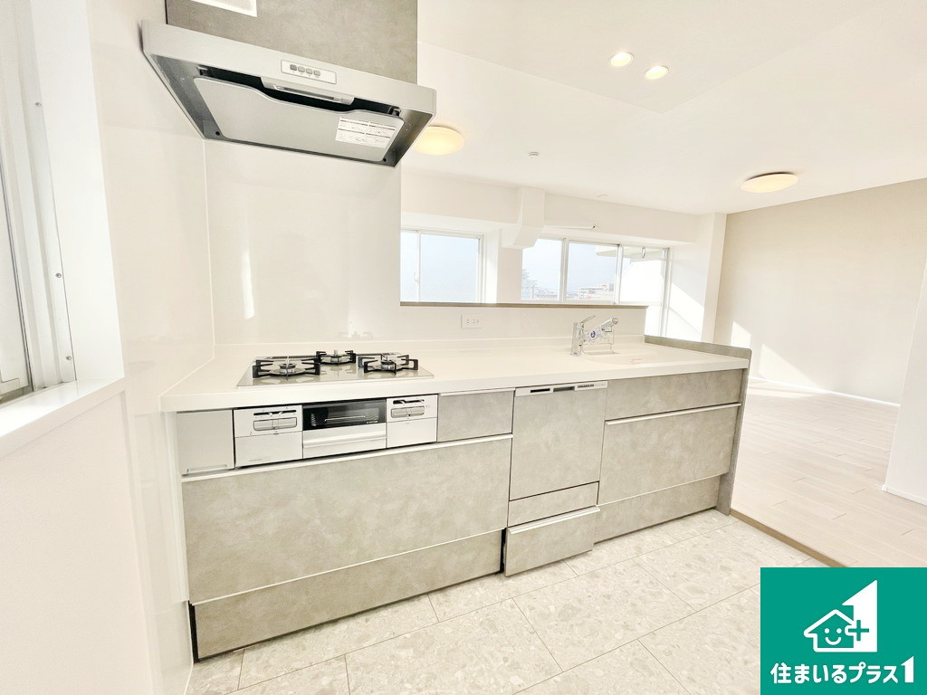 エンゼルハイム上野芝のキッチン|空間をパッと明るく見せながら、どこかホッとする温もりを感じさせるアイボリーのキッチン！真っ白よりも目に優しく、お料理中の気分を穏やかに整えてくれます！換気をできる窓があるのも嬉しいポイント【現地写真】