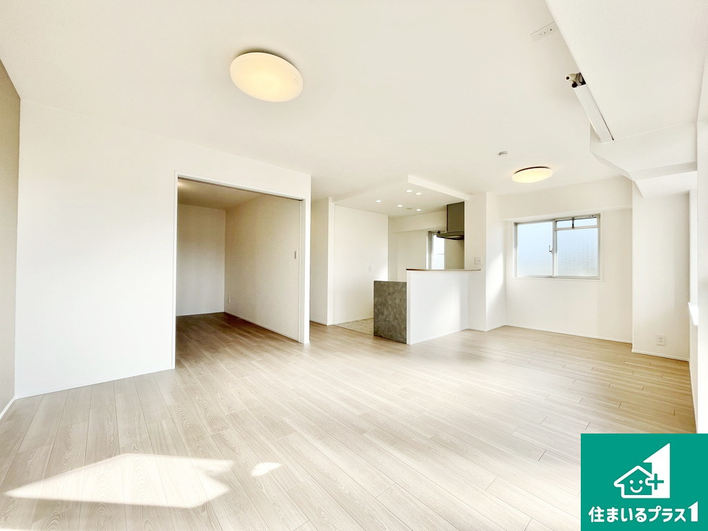 エンゼルハイム上野芝の居間・リビング|１８．８帖LDKは角部屋のため２面採光！日中明るい日差しが差し込む明るいリビングとなっています！【現地写真】