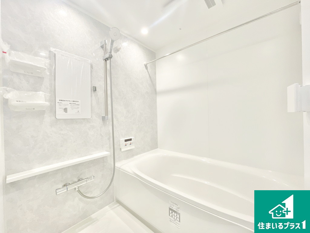 エンゼルハイム上野芝の浴室|明るく広く見えるホワイト基調のバス！心身ともに真っさらな状態へ戻してくれるリラクゼーションルームです！【現地写真】