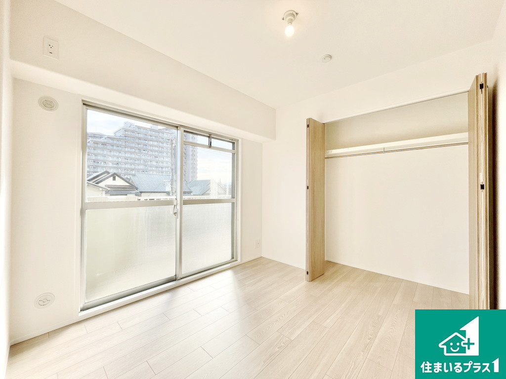 エンゼルハイム上野芝の洋室|朝陽が心地よい大型収納つきの洋室です！アイボリー・ホワイト基調のため明るく広く見えます【現地写真】