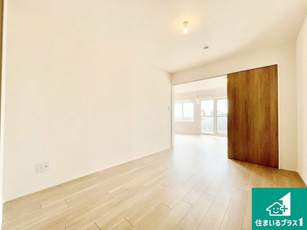 エンゼルハイム上野芝の子供部屋|リビングつながりの洋室はアイボリー系のフローリングと白いクロスで明るく広い空間！エアコンダクトも設置済み！【現地写真】