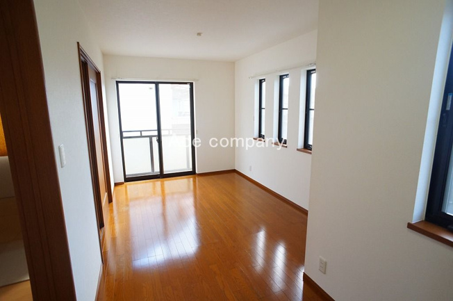 【寝室】 | 八尾市緑ヶ丘5丁目 | 【2階：洋室8帖】バルコニーに面したお部屋です☆