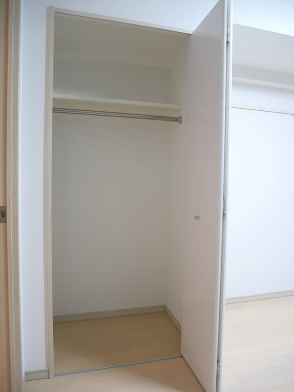 グランド・ガーラ横濱万世町の収納|ハンガーラック付きで楽々収納♪
