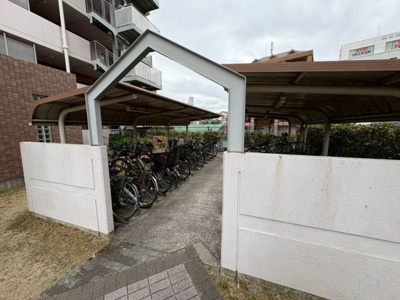 【駐輪場】 | ソワール新檜尾台３号棟 | 【駐輪場】屋根ございますので、雨で自転車が濡れないのは、嬉しいポイントですね！