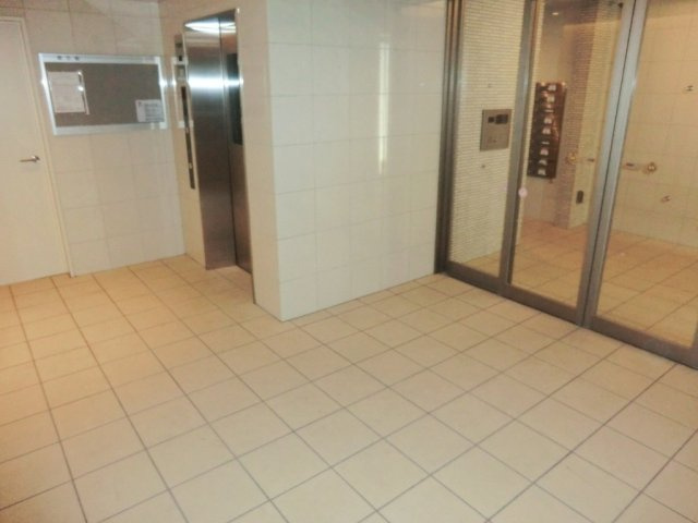 さいたま市中央区大字下落合の賃貸マンションのエントランス