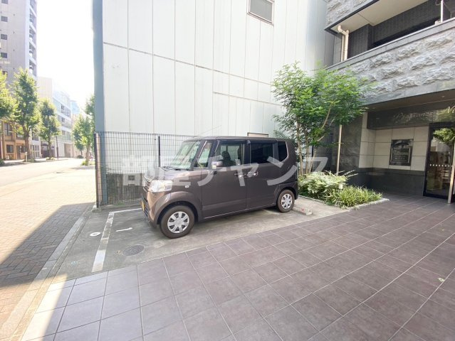 プレサンス錦ラウムの駐車場