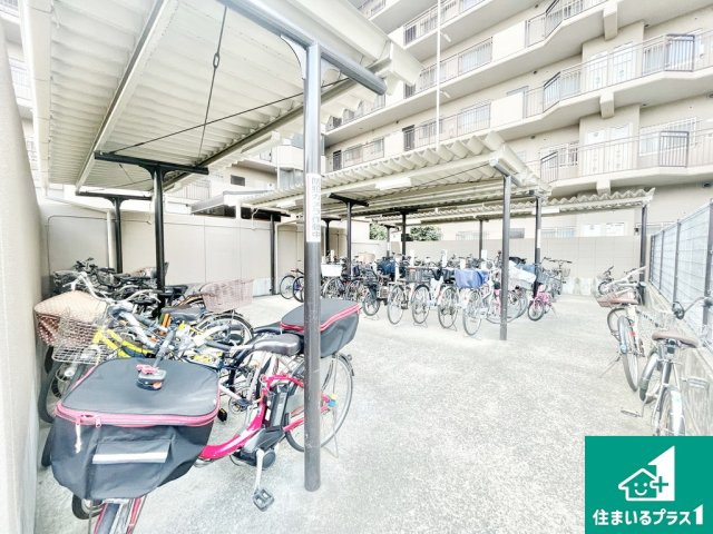 エクセランス堺東の駐輪場|駐輪場は屋根付きで雨の日も乗り降りがスムーズ！大切な自転車を錆や日差しによる劣化から守ります！【現地写真】