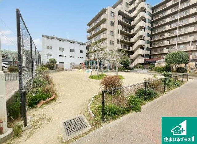 エクセランス堺東のその他|敷地内公園も完備♪車通りの多い道路を渡る心配がいりません。小さなお子様とのお散歩も、まるで「広いお庭」に出るような感覚で気軽に楽しめます♪【現地写真】
