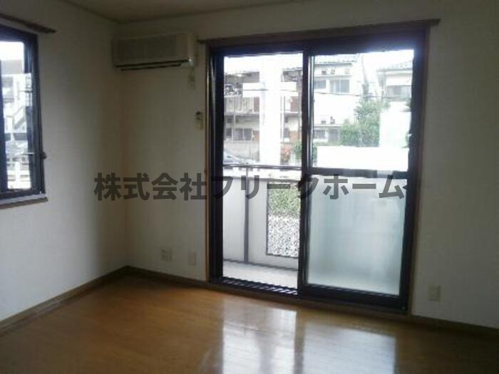 武蔵野市境南町４丁目のアパートの居間・リビング