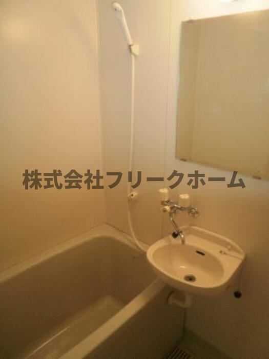 武蔵野市境南町４丁目のアパートの浴室