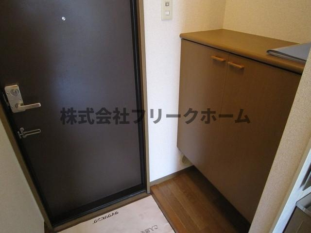 武蔵野市境南町４丁目のアパートの玄関