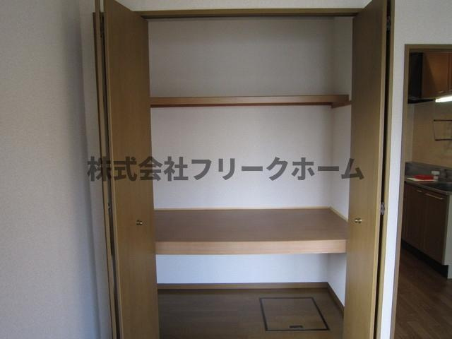 武蔵野市境南町４丁目のアパートの収納