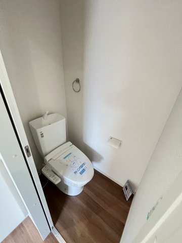 【トイレ】 | 福岡市東区舞松原3丁目1期　3号棟（全3棟）【仲介手数料無料・0円】 | 現地写真。1階のトイレです。