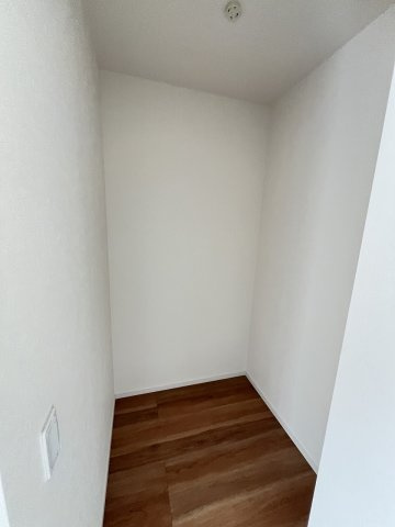 【収納】 | 福岡市東区舞松原3丁目1期　3号棟（全3棟）【仲介手数料無料・0円】 | 現地写真。ウォークインクローゼットです。